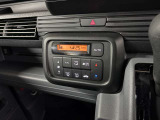 車内の温度を快適に維持するオートエアコンを装備しています。