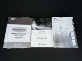 キーを取り出さずにドアを施錠&解錠。クルマの始動も可能です。  メンテナンスノート、各取扱説明書。