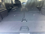 後部座席の背もたれを前方に倒すと、驚くほど広大な荷室が出現します。