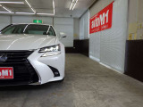当店では専任のメカニックが大切なお客様のお車を一台一台丁寧に整備いたします。自社認証工場にてリフトアップし下回りまでキッチリ検査いたします。