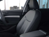 クオリティの高いシートを採用するのは、Audiのクルマづくりの哲学のひとつです。特に座り心地が重要です。体の大きなドイツ人が座っても頑丈な耐久性があります。。しかも肌触りも良く高級家具のようです。