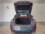 ☆BMWは大きな荷物を積む際、トランクから後席を倒していただくことが可能です。なのでわざわざ後席のドアを開けて後席を倒しに行く必要は御座いません☆