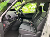 ドライバーズシートは、細部にまでこだわって設計されています。視界も良好で、運転操作もスムーズに行えます。