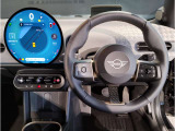 トグルスイッチを使うことにより、コクピット感を演出しております。メーターパネルも無駄な情報がなく、クラシック感のある見やすいメーターパネルで御座います。