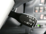 クルーズコントロール機能付きです。走行中に先行車の様子を検知しながら、設定した車速の範囲内で先行車との距離のキープを支援します。詳細は販売店スタッフまでおたずねください。