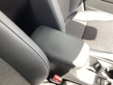 運転席と助手席の間にひじ掛けがあるので長時間のドライブでも快適ですね!