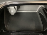 アクセサリーソケットはUSBのアダプターなどをつければ、スマホの充電にも使えます。周辺には物が置けるトレーがついています。