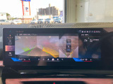 パーキングアシストプラス:トップビュー+3Dビュー、パノラマビューが含まれ車の周囲の状況をディスプレイで確認できます。スマートフォンからリモートで3Dビューで周囲を確認できます。