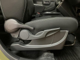 運転席には、座面部の高さが調整できるシートリフターが装備してます。どなたでも、自分好みのシートポジションで快適に運転できますよ♪