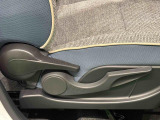 運転手の体格に合わせて運転席の座面の高さ調整ができるシートリフターが付いてます