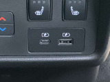 後席用USBポートがございます!