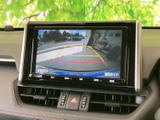 駐車時や後退時の安全をサポートするバックカメラ。映像を確認しながらスムーズに後退できます。