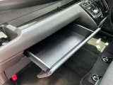 スリムタイプのティッシュボックスがスッポリ入るインストスライドボックスが付いています!コンパクトな軽自動車でもスッキリ整頓してドライブを楽しんでいただけますね!