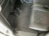 しっかりと汚れ、砂ぼこりを落とし足元まで清潔な車内空間を作り上げております♪