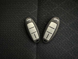 付いてて便利!とても人気の高い装備のスマートキーシステム。キーを携帯しているだけで、ドアロックの開閉並びにエンジンの始動が可能な装備です。