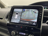 【アラウンドビューモニター】自車周辺をぐるりと俯瞰できるカメラで危険を察知。上空からの映像で自動車や障害物の位置が詳細に確認できるので、狭い駐車場でも安心して駐車できますね。