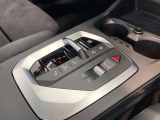 シフトレバーはトグルスイッチ式。