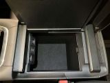 肘おきがついております。