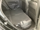 2列目シートはワンタッチで背もたれ倒せばフルフラットに!!大きい荷物も楽々載せられます。
