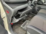 助手席のシート下に収納箇所がございますので普段使用するものや車検証ケース入れにしていただくにも便利です。