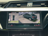 サラウンドビューカメラ装備 車両の4つのカメラから得た映像を合成し、上空から眺めているような映像をモニターに映し出します。車両周辺の歩行者や障害物などの発見に役立ちます。