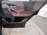 車の乗り降りの際に必ず触るドアハンドルです。使用感が気になる方はお気軽にお申し付けくださいませ。