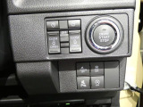 【両側パワースライドドア】運転席からでも左右のドアを開閉できます。鍵を取り出さずにエンジン始動が可能なプッシュスタートも備わり日々の利便性を高めます。