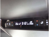 左右独立温度コントロールフルオートエアコンです。運転席、助手席それぞれで独立して温度設定ができます。冷え性の方が乗っても安心ですね♪