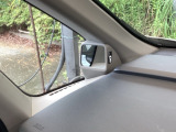左(助手席側)のフロントピラーには、ピタ駐ミラーが付いていて、運転席から見えない左フロントタイヤ付近が目視で確認できます。