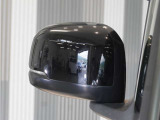 【ドアミラーウインカー】ウインカーと連動してミラー外側部分が点灯します。対向車や歩行者、並走するバイクや自転車からの視認性が上がります。