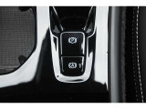 パーキングブレーキスイッチ後方の「A」ボタンを押すと、オートホールド機能が有効になります。赤信号などで停車すると、ブレーキが自動的に作動します。渋滞時などに便利な機能です。