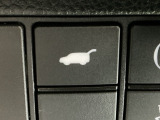 テールゲートが電動で開閉でき、荷物などで両手がふさがっているときなど便利に使えます