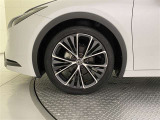 機敏さを引き立てる純正アルミ 195/50 R19 装着!