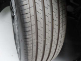 タイヤサイズは「235/50 R20」になります。この走行距離ですから、タイヤの溝は殆ど減っていませんよ。