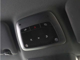 ルーフにあるボタンは、車両が始動しない場合、パンクした場合、または事故に遭った場合などの緊急時に支援の要請に使用できるため、安心感を高めることができます。