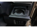 ハンドルの右側にドリンクホルダーがございます!手に取りやすい位置にありますので運転中の水分補給もラクラクです♪