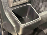 助手席埋め込み式カップホルダー(大ボトル600mm収納可能)