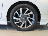 純正のアルミホイール装着車です。タイヤサイズは195/55R16です。