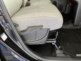 運転席は前後にスライドするだけでなく、シートの高さも調整出来るんです!自分の身長に合った運転姿勢を確保できると嬉しいですね!!