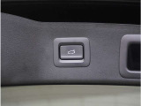 【パワーリアゲート】スイッチを操作することにより、リアゲートが自動で開閉します。自動開閉中のリアゲートを、半開以上の位置で止めることができます。