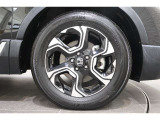 純正のアルミホイールが足元を飾ります!タイヤサイズは235/60R18 になります。