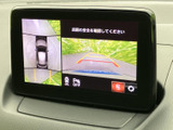 狭い場所での駐車や車庫入れも安心。後方の安全確認をサポートし、安全な運転をサポートします。視認性の高い画面で確認できます。