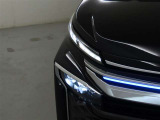 精悍な目つきのLEDヘッドランプを装備しております。