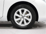 アルミホイールを装備、タイヤサイズは185/65R15です。