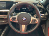 操作性に優れたステアリングは、BMWの走りを支える大事な部品です。オーディオやハンズフリー通話、クルーズコントロール関連の操作もこちらに集約されています。