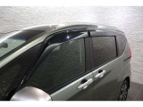 オプションのドアバイザーが装備!!タバコ・ペットなどの臭いが室内にこもるのが嫌な方、換気機能はもちろんのこと降雨時にも少しだけ窓を開けておくことが可能です!
