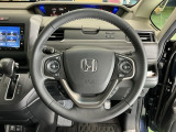 ステアリング右手側に安全運転支援機能のホンダセンシングをコントロールするスイッチ、左手側にオーディオ関連のコントロールスイッチを配置、視線を逸らすことなく運転に集中できます