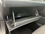 ちょっとしたところは収納ボックスにもなっています。車内はサイズも決まっているので、収納が少ないと思っているアナタ!ご安心ください。さまざまなところに収納が隠れているんです♪