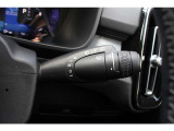 ワイパーレバーには、オートワイパーとリアワイパーのスイッチが付いています。運転に集中できるオートワイパーは、降雨量でワイパースピードが変化します。