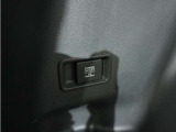 ◆後席用12V電源ソケット◆12V電源ソケットは後席用にも装備されています。長時間のドライブも安心です。